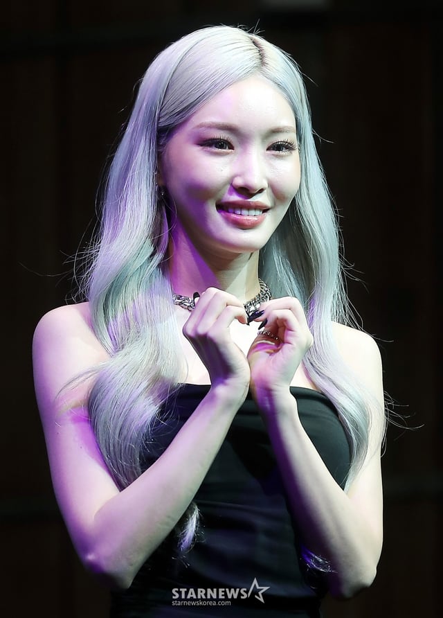 가수 청하가 11일 오후 서울 용산구 한남동 블루스퀘어 카오스홀에서 진행된 두 번째 정규앨범 'Bare&Rare Pt.1'(베어&레어 파트.1) 발매기념 쇼케이스에 참석해 포즈를 취하고 있다.  'Bare&Rare Pt.1'은 '인간 청하'가 들려주는 속 깊은 내면 이야기의 총 집합체와도 같은 앨범. 청하는 이번 앨범에도 역시 전 트랙 작사·프로듀싱에 참여해 다채로운 음악적 장르에 솔직담백한 매력을 진정성 있게 담아냈다.  타이틀 곡 'Sparkling'은 BPM 160의 속도감 넘치는 비트 위로 청하의 단단한 보컬이 더해진 곡으로 톡 쏘는 탄산처럼 쿨한 사운드가 한여름의 무더위를 잊게 할 시원시원한 에너지를 선사한다. 2022.07.11