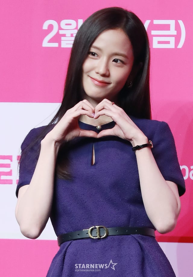 배우 지수가 7일 오전 서울 여의도 콘래드호텔에서 진행된 쿠팡플레이 오리지널 시리즈 '뉴토피아' 제작발표회에서 포즈를 취하고 있다.  군인 재윤과 곰신 영주가 좀비에 습격당한 서울 도심을 가로질러 서로에게 달려가는 이야기 '뉴토피아'는 2월 7일 공개된다. /2025.01.07 /사진=이동훈 photoguy@