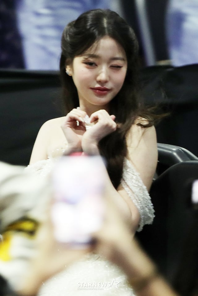 그룹 아이브(IVE) 장원영(Jang Wonyoung)이 지난해 12월 27일 태국 태국 방콕 임팩트 챌린저 홀 1-2(IMPACT Challenger Hall 1-2)에서 진행된 '제 9회 아시아 아티스트 어워즈'(The 9th Asia Artist Awards, 이하 'AAA 2024')'에서 관객들에게 인사하고 있다. 2024.12.27 /사진=임성균 tjdrbs23@