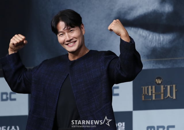 (서울=뉴스1) 권현진 기자 = 가수 김종국이 25일 서울 마포구 상암 MBC에서 열린 새 예능 ‘짠남자’ 제작발표회에 참석해 포즈를 취하고 있다. ‘짠남자’는 김종국과 절약 DNA를 가진 '소금이'들이 ‘흥청이&망청이’들의 생활 습관을 뜯어보며 참교육하는 프로그램이다. 2024.9.25/뉴스1 Copyright (C) 뉴스1. All rights reserved. 무단 전재 및 재배포, AI학습 이용 금지. /사진=(서울=뉴스1) 권현진 기자