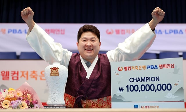 조건휘가 30일 웰컴저축은행 PBA-LPBA 챔피언십 PBA 결승전에서 승리 후 한복을 입고 세리머니를 하고 있다. /사진=PBA 제공