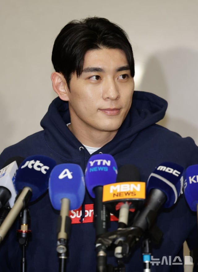 이정후가 지난달 13일 인천국제공항을 통해 미국으로 출국하기 전 인터뷰를 하고 있다. /사진=뉴시스