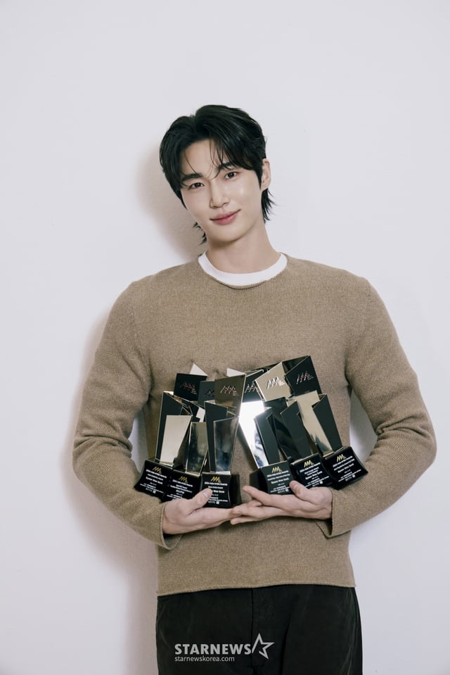 배우 변우석이 서울 종로구 스타뉴스 사옥에서 진행된 '제 9회 아시아 아티스트 어워즈'(The 9th Asia Artist Awards, 이하 'AAA 2024')' 수상 인터뷰를 위해 포즈를 취하고 있다. 변우석은 지난해 12월 27일(현지시각) 태국 방콕에서 열린 'AAA 2024'에서 '대상' 격인 '올해의 남우주연상'과 더불어 'AAA 인기상', 'AAA 아시아 셀러브리티상', '베스트 아티스트상', '베스트 커플상', '베스트 OST상' 등을 차지했다. / 사진제공=바로엔터테인먼트 /사진=김창현 chmt@