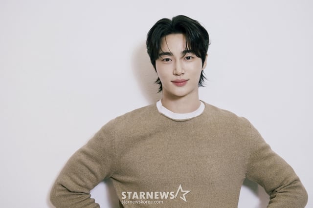 배우 변우석이 서울 종로구 스타뉴스 사옥에서 진행된 '제 9회 아시아 아티스트 어워즈'(The 9th Asia Artist Awards, 이하 'AAA 2024')' 수상 인터뷰를 위해 포즈를 취하고 있다. 변우석은 지난해 12월 27일(현지시각) 태국 방콕에서 열린 'AAA 2024'에서 '대상' 격인 '올해의 남우주연상'과 더불어 'AAA 인기상', 'AAA 아시아 셀러브리티상', '베스트 아티스트상', '베스트 커플상', '베스트 OST상' 등을 차지했다. / 사진제공=바로엔터테인먼트 /사진=김창현 chmt@