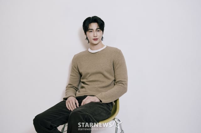 배우 변우석이 서울 종로구 스타뉴스 사옥에서 진행된 '제 9회 아시아 아티스트 어워즈'(The 9th Asia Artist Awards, 이하 'AAA 2024')' 수상 인터뷰를 위해 포즈를 취하고 있다. 변우석은 지난해 12월 27일(현지시각) 태국 방콕에서 열린 'AAA 2024'에서 '대상' 격인 '올해의 남우주연상'과 더불어 'AAA 인기상', 'AAA 아시아 셀러브리티상', '베스트 아티스트상', '베스트 커플상', '베스트 OST상' 등을 차지했다. / 사진제공=바로엔터테인먼트 /사진=김창현 chmt@