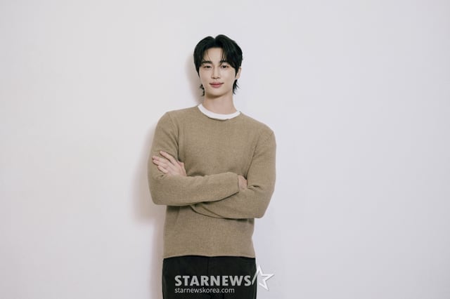 배우 변우석이 서울 종로구 스타뉴스 사옥에서 진행된 '제 9회 아시아 아티스트 어워즈'(The 9th Asia Artist Awards, 이하 'AAA 2024')' 수상 인터뷰를 위해 포즈를 취하고 있다. 변우석은 지난해 12월 27일(현지시각) 태국 방콕에서 열린 'AAA 2024'에서 '대상' 격인 '올해의 남우주연상'과 더불어 'AAA 인기상', 'AAA 아시아 셀러브리티상', '베스트 아티스트상', '베스트 커플상', '베스트 OST상' 등을 차지했다. / 사진제공=바로엔터테인먼트 /사진=김창현 chmt@