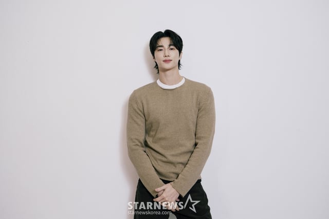 배우 변우석이 서울 종로구 스타뉴스 사옥에서 진행된 '제 9회 아시아 아티스트 어워즈'(The 9th Asia Artist Awards, 이하 'AAA 2024')' 수상 인터뷰를 위해 포즈를 취하고 있다. 변우석은 지난해 12월 27일(현지시각) 태국 방콕에서 열린 'AAA 2024'에서 '대상' 격인 '올해의 남우주연상'과 더불어 'AAA 인기상', 'AAA 아시아 셀러브리티상', '베스트 아티스트상', '베스트 커플상', '베스트 OST상' 등을 차지했다. / 사진제공=바로엔터테인먼트 /사진=김창현 chmt@