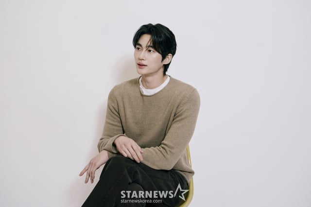 배우 변우석이 서울 종로구 스타뉴스 사옥에서 진행된 '제 9회 아시아 아티스트 어워즈'(The 9th Asia Artist Awards, 이하 'AAA 2024')' 수상 인터뷰를 위해 포즈를 취하고 있다. 변우석은 지난해 12월 27일(현지시각) 태국 방콕에서 열린 'AAA 2024'에서 '대상' 격인 '올해의 남우주연상'과 더불어 'AAA 인기상', 'AAA 아시아 셀러브리티상', '베스트 아티스트상', '베스트 커플상', '베스트 OST상' 등을 차지했다. / 사진제공=바로엔터테인먼트 /사진=김창현 chmt@