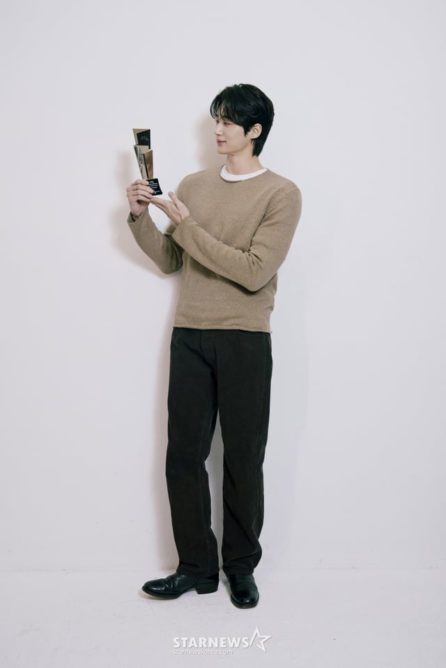 배우 변우석이 서울 종로구 스타뉴스 사옥에서 진행된 '제 9회 아시아 아티스트 어워즈'(The 9th Asia Artist Awards, 이하 'AAA 2024')' 수상 인터뷰를 위해 포즈를 취하고 있다. 변우석은 지난해 12월 27일(현지시각) 태국 방콕에서 열린 'AAA 2024'에서 '대상' 격인 '올해의 남우주연상'과 더불어 'AAA 인기상', 'AAA 아시아 셀러브리티상', '베스트 아티스트상', '베스트 커플상', '베스트 OST상' 등을 차지했다. / 사진제공=바로엔터테인먼트 /사진=김창현 chmt@
