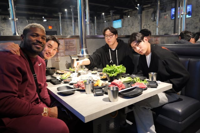 이정후(오른쪽 끝)가 미국 애리조나에서 열린 키움 히어로즈 회식 장소에 방문해 동료들과 기념촬영을 하고 있다. /사진=키움 히어로즈 제공