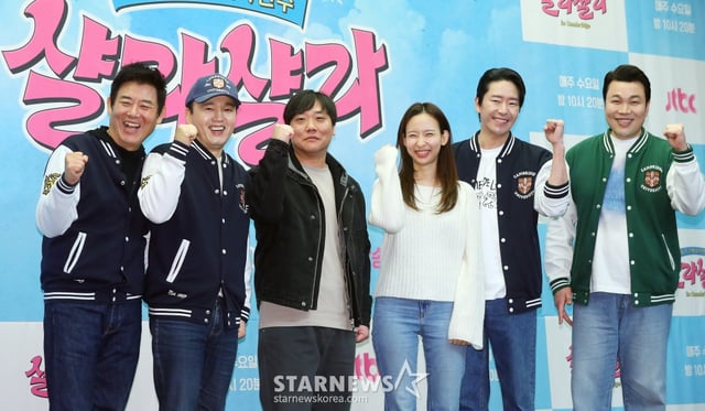 정승일, 정윤아 PD(가운데), 배우 성동일, 김광규, 엄기준, 신승환이 3일 오후 서울 마포구 상암동 스탠포드서울에서 진행된 JTBC 예능 '늦기 전에 어학연수-샬라샬라' 제작발표회에 참석해 포즈를 취하고 있다. '늦기 전에 어학연수-샬라샬라'는 영국으로 어학연수를 떠난 배우 5인방 성동일, 김광규, 엄기준, 장혁, 신승환의 좌충우돌 '프리토킹' 도전기를 담은 예능. 오는 5일 첫 방송. 2025.02.03 /사진=김창현 chmt@