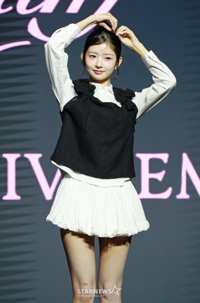 걸그룹 아이브 레이가 3일 오후 서울 여의도 콘래드호텔에서 진행된 세 번째 미니 앨범 ‘아이브 엠파시'(IVE EMPATHY) 발매기념 기자간담회에 참석해 포즈를 취하고 있다. /2024.02.03 /사진=이동훈 photoguy@