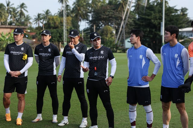 이정효(가운데) 감독이 선수들에게 지시하고 있다. /사진=광주FC 제공