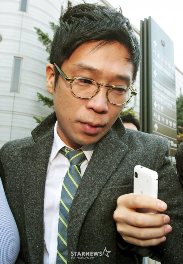 고의 병역기피를 혐의를 받고 있는 MC몽(본명 신동현)이 16일 오전 서울 서초동 서울중앙지법에서 항소심 선고공판을 받은 뒤 법정을 나서고 있다. /사진=이동훈 기자 photoguy@