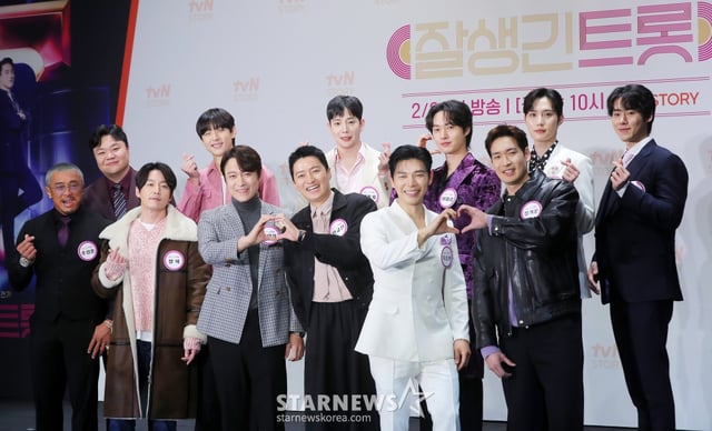 추성훈, 태항호, 장혁, 현우, 최대철, 인교진, 김동호, 지승현, 이태리, 정겨운, 김준호, 한정완이 4일 오후 서울 구로구 라마다 서울 신도림 호텔에서 진행된 tvN STORY 예능 프로그램 '잘생긴 트롯' 제작발표회에 참석해 포즈를 취하고 있다. '잘생긴 트롯'은 연예계 대표 12명의 남자 스타들이 트롯에 진정성을 가지고 도전하는 신(新) 음악 예능이다. 오는 14일 첫 방송. 2025.02.04 /사진=김창현 chmt@