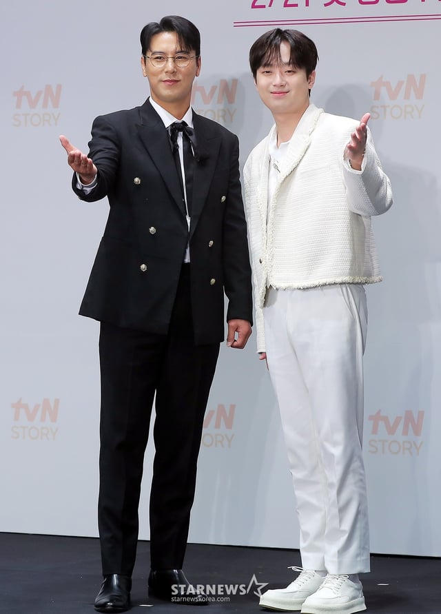 가수 장민호, 이찬원이 4일 오후 서울 구로구 라마다 서울 신도림 호텔에서 진행된 tvN STORY 예능 프로그램 '잘생긴 트롯' 제작발표회에 참석해 포즈를 취하고 있다. '잘생긴 트롯'은 연예계 대표 12명의 남자 스타들이 트롯에 진정성을 가지고 도전하는 신(新) 음악 예능이다. 오는 14일 첫 방송. 2025.02.04 /사진=김창현 chmt@