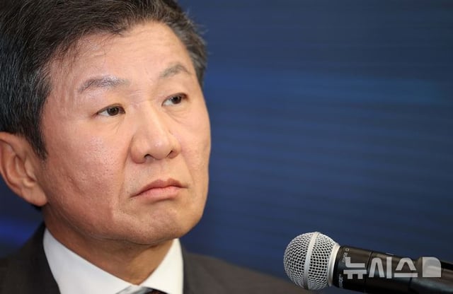 정몽규 대한축구협회장이 지난해 12월 19일 서울 종로구 포니정재단빌딩에서 열린 제55대 대한축구협회장 선거 출마 기자회견에서 취재진 질문을 듣고 있다. /사진=뉴시스