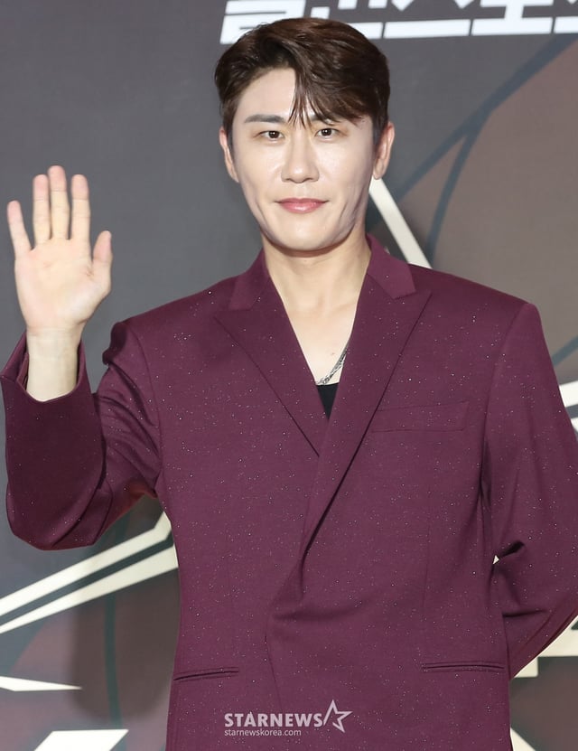 (인천=뉴스1) 권현진 기자 = 가수 영탁이 16일 오후 인천의 한 공연장에서 열린 '제1회 코리아 그랜드 뮤직 어워즈(2024 KGMA)' 레드카펫 행사에 참석해 포즈를 취하고 있다. 2024.11.16/뉴스1 Copyright (C) 뉴스1. All rights reserved. 무단 전재 및 재배포, AI학습 이용 금지. /사진=(인천=뉴스1) 권현진 기자