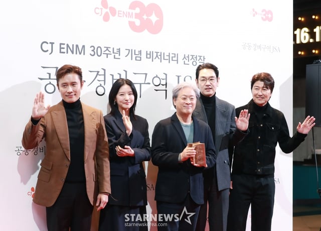 배우 이병헌, 이영애, 박찬욱 감독, 배우 김태우, 송강호가 4일 오후 서울 CGV용산아이파크몰에서 진행된 영화 '공동경비구역 JSA' 관객과의 포즈를 취하고 있다.   '공동경비구역 JSA'는 CJ ENM 30주년 기념 비저너리(Visionary) 선정작으로 선정됐다. /2025.02.04 /사진=이동훈 photoguy@