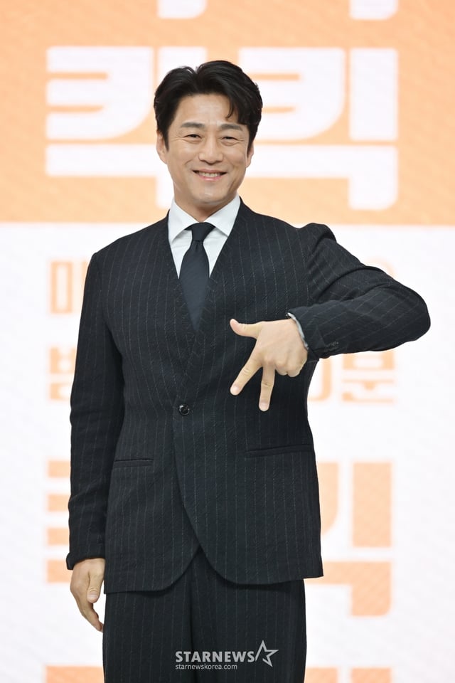 배우 지진희가 5일 오전 온라인으로 진행된 KBS 2TV 수목드라마 '킥킥킥킥' 제작발표회에 참석해 포즈를 취하고 있다.  '킥킥킥킥'은 천만배우 지진희(지진희 분)와 한때 스타PD 조영식PD(이규형 분)가 콘텐츠 제작사를 설립하고 구독자 300만을 향해 달려가는 오피스 코미디 드라마다. / 사진제공=KBS /사진=김창현 chmt@