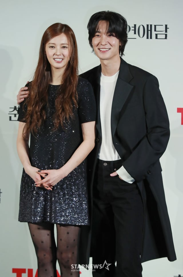 배우 고아라, 장률이 5일 오후 서울 CGV용산아이파크몰에서 진행된 티빙 오리지널 시리즈 '춘화연애담' 제작발표회에 참석해 포즈를 취하고 있다. 파격적인 야설집 '춘화연애담'으로 도성이 들썩이는 가운데, 첫사랑에 실패한 공주 '화리'가 직접 부마를 찾겠다는 선언에 도성 최고 바람둥이 '환'과 1등 신랑감 '장원'이 휘말리게 되면서 벌어지는 로맨틱 청춘사극 '춘화연애담'은 오는 6일 공개된다. /2025.02.05 /사진=이동훈 photoguy@