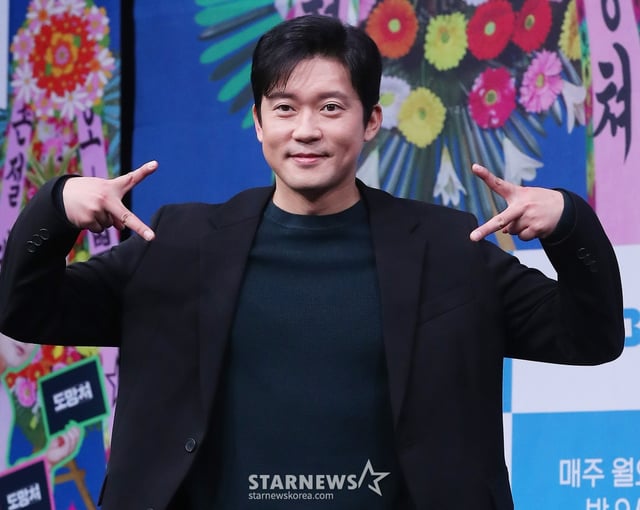 김대호 아나운서가 22일 오후 서울 마포구 상암동 MBC 사옥에서 진행된 예능 '도망쳐: 손절 대행 서비스' 제작발표회에 참석해 포즈를 취하고 있다.  '도망쳐'는 다양한 인간관계 속 '몹쓸 인연'으로부터 도망치고 싶어도 도망치지 못한 이들을 위해 김구라, 김대호, 풍자가 대신 관계를 정리해 주는 토크쇼다. 매주 월요일 밤 9시 방송. 2024.01.22 /사진=김창현