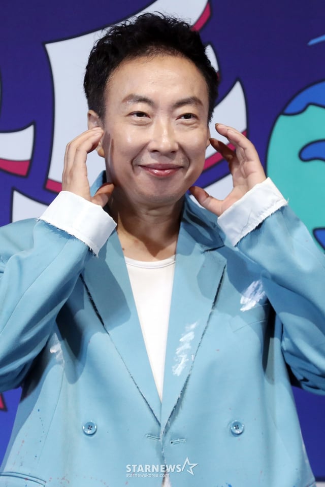개그맨 박명수가 20일 오후 서울 영등포구 신도림 라마다호텔에서 열린 JTBC '극한투어' 제작발표회에 참석해 포즈를 취하고 있다. JTBC 신규 예능 '극한투어'는 같은 여행지에서 '극악'과 '극락'을 오가며 정반대의 재미를 선보이는 프로그램으로 오는 22일 첫 방송된다. 2024.09.20 /사진=임성균