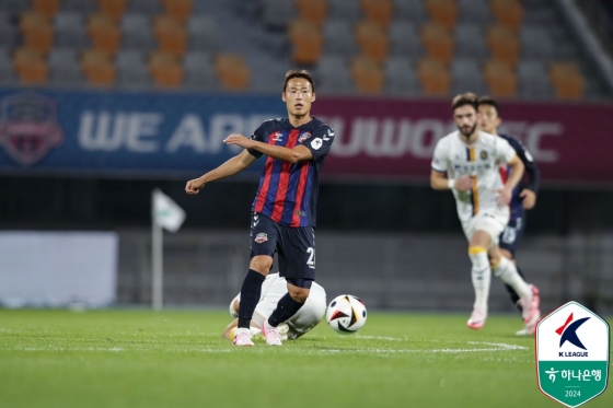 패스하는 손준호. /사진=한국프로축구연맹 제공