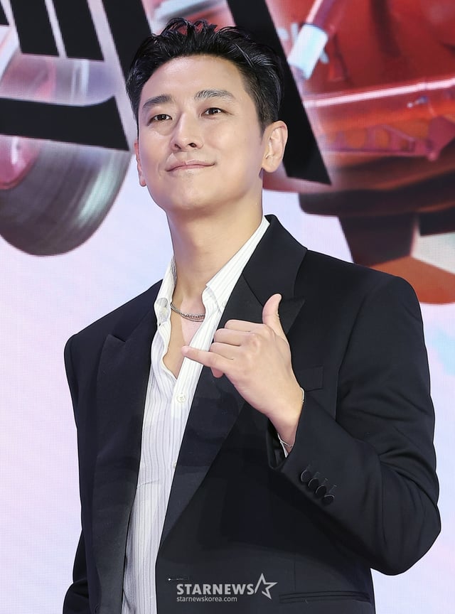 (서울=뉴스1) 김진환 기자 = 배우 주지훈이 21일 오전 서울 강남구 그랜드 인터컨티넨탈 서울 파르나스에서 열린 넷플릭스 오리지널 시리즈 ‘중증외상센터’? 제작발표회에 참석해 포즈를 취하고 있다.   오는 24일 공개되는 ‘중증외상센터’?는 전장을 누비던 천재 외과 전문의 백강혁(주지훈)이 유명무실한 중증외상팀을 심폐 소생하기 위해 부임하면서 벌어지는 이야기를 그렸다. 2025.1.21/뉴스1  Copyright (C) 뉴스1. All rights reserved. 무단 전재 및 재배포,  AI학습 이용 금지. /사진=(서울=뉴스1) 김진환 기자