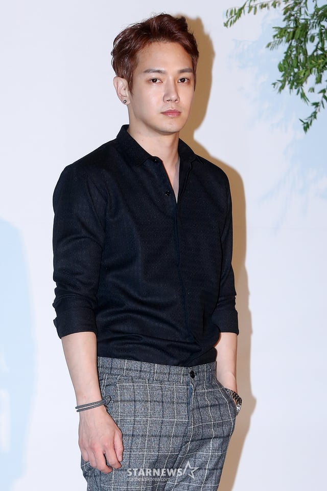 19일 오후 서울 여의도 콘래드 서울 그랜드볼룸에서 열린 가수 린과 그룹 엠씨더맥스 이수의 결혼식에 하객으로 참석해 포토타임을 갖고 있다. 린과 이수는 지난 2012년 10월 한 소속사에 몸담게 되면서 좋은 만남을 이어오다 연인으로 발전했으며 지난해 4월 연인 관계를 공식 인정했다. /사진=최부석 기자 my2eye@