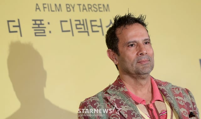영화 '더 폴: 디렉터스 컷' 타셈 싱 감독이 6일 오전 서울 용산구 아이파트몰 CGV에서 진행된 내한 기자간담회에 참석해 포즈를 취하고 있다. '더 폴: 디렉터스 컷'은 스턴트맨 로이가 호기심 많은 어린 소녀 알렉산드리아에게 전 세계 24개국의 비경에서 펼쳐지는 다섯 무법자의 환상적인 모험을 이야기해 주는 영화다. 2025.02.06 /사진=김창현 chmt@