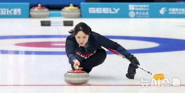 대한민국 김경애가 스톤을 투구하고 있다. /사진=뉴시스