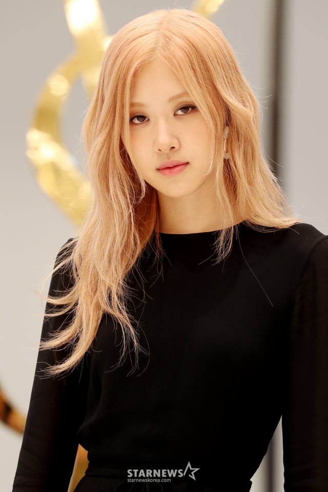 그룹 블랙핑크 로제가 22일 저녁 서울 여의도 더 현대 서울에서 열린 생 로랑(Saint Laurent) '2023 여름 컬렉션 팝업 오프닝 이벤트'에 참석해 포즈를 취하고 있다.  2023.05.22
