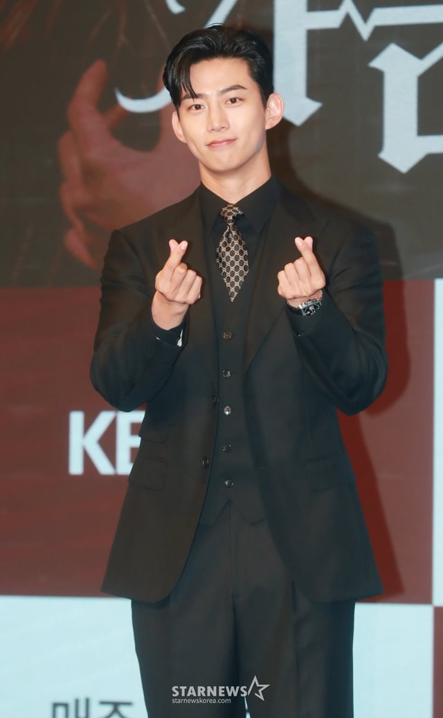 배우 옥택연이 26일 오후 서울 구로구 더 세인트에서 진행된 KBS 월화드라마 '가슴이 뛴다' 제작발표회에 참석해 포즈를 취하고 있다. 100년 중 하루 차이로 인간이 되지 못한 반인 뱀파이어 선우혈과 인간미라고는 찾아볼 수 없는 여자 주인해가 어쩌다 동거를 시작하며, 진정한 온기를 찾아가는 아찔한 목숨 담보 공생 로맨스 드라마 '가슴이 뛴다'는 오늘(26일) 첫 방송된다. /2023.06.26