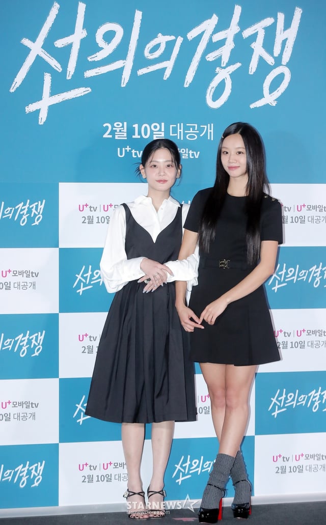 배우 정수빈, 이혜리가 6일 오후 서울 용산구 아이파크몰 CGV에서 진행된 STUDIO X+U 드라마 '선의의 경쟁' 언론시사회 및 기자간담회에 참석해 포즈를 취하고 있다. '선의의 경쟁' 살벌한 입시 경쟁이 벌어지는 대한민국 상위 1% 채화여고에 전학 온 '슬기'에게 각자의 욕망을 드러내는 친구들, 그리고 수능 출제 위원이었던 아버지의 의문사를 둘러싼 미스터리 걸스릴러. 오는 2월 10일 U+모바일tv, U+tv을 통해 공개. 2025.02.06 /사진=김창현 chmt@