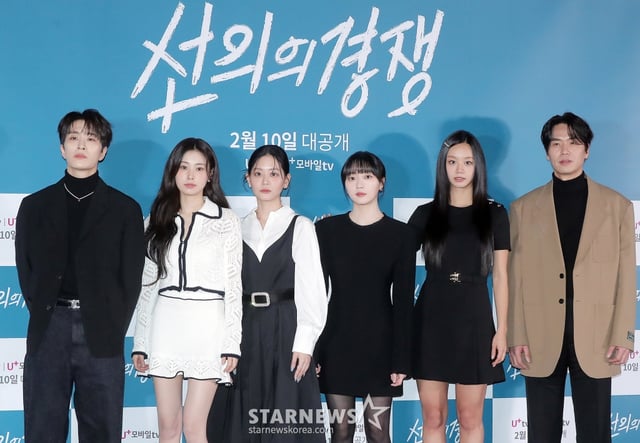 배우 영재, 강혜원, 정수빈, 오우리, 이혜리, 김태훈이 6일 오후 서울 용산구 아이파크몰 CGV에서 진행된 STUDIO X+U 드라마 '선의의 경쟁' 언론시사회 및 기자간담회에 참석해 포즈를 취하고 있다.  '선의의 경쟁' 살벌한 입시 경쟁이 벌어지는 대한민국 상위 1% 채화여고에 전학 온 '슬기'에게 각자의 욕망을 드러내는 친구들, 그리고 수능 출제 위원이었던 아버지의 의문사를 둘러싼 미스터리 걸스릴러. 오는 10일 U+모바일tv, U+tv을 통해 공개. 2025.02.06 /사진=김창현 chmt@