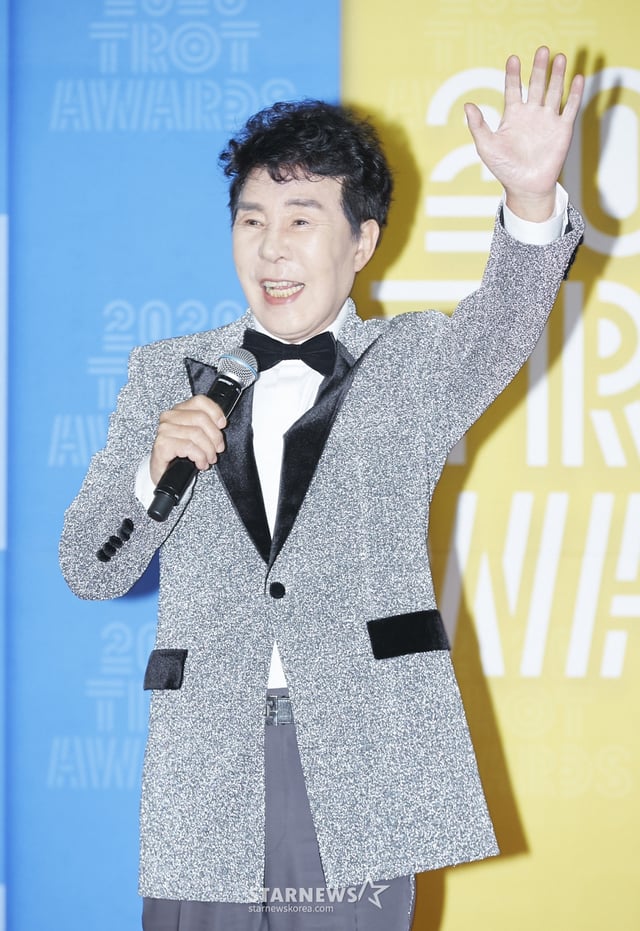 가수 송대관이 1일 오후 경기도 고양시 일산 킨텍스 7홀에서 개최된 TV조선 '2020 트롯 어워즈' 레드카펫 행사에 참석해 포즈를 취하고 있다. /사진제공=TV조선