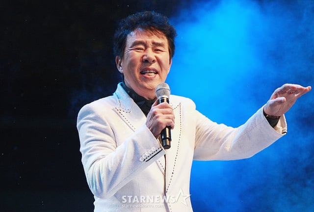 (서울=뉴스1) = '국민 트로트 가수' 송대관이 별세했다. 향년 78세. 송대관은 1967년 '인정 많은 아저씨'로 데뷔해 1975년 '해뜰날'이 히트하며 인기 가수로 도약했다. 이후 '네박자', '유행가', '차표 한장' 등 많은 히트곡을 발표했다. (뉴스1 DB) 2025.2.7/뉴스1  Copyright (C) 뉴스1. All rights reserved. 무단 전재 및 재배포,  AI학습 이용 금지. /사진=(서울=뉴스1)