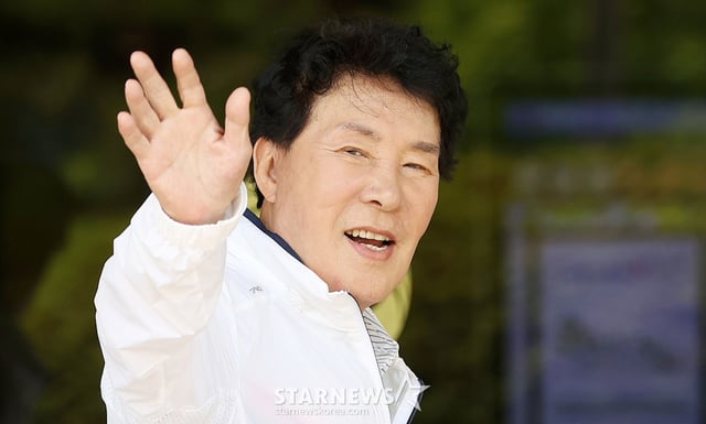 (서울=뉴스1) = '국민 트로트 가수' 송대관이 별세했다. 향년 78세.  송대관은 지난 1967년 곡 '인정많은 아저씨'로 데뷔했다. 이후 1975년 발표한 곡 '해뜰날'이 대히트를 기록하며 전성기를 맞았고 이후 각종 상을 휩쓸며 트로트계 레전드로 올라섰다. 송대관은 곡 '정 때문에', '차표 한 장', '큰 소리 뻥뻥', '고향이 남쪽이랬지' 등의 히트곡을 남겼다.  (뉴스1 DB) 2025.2.7/뉴스1  Copyright (C) 뉴스1. All rights reserved. 무단 전재 및 재배포,  AI학습 이용 금지. /사진=(서울=뉴스1)