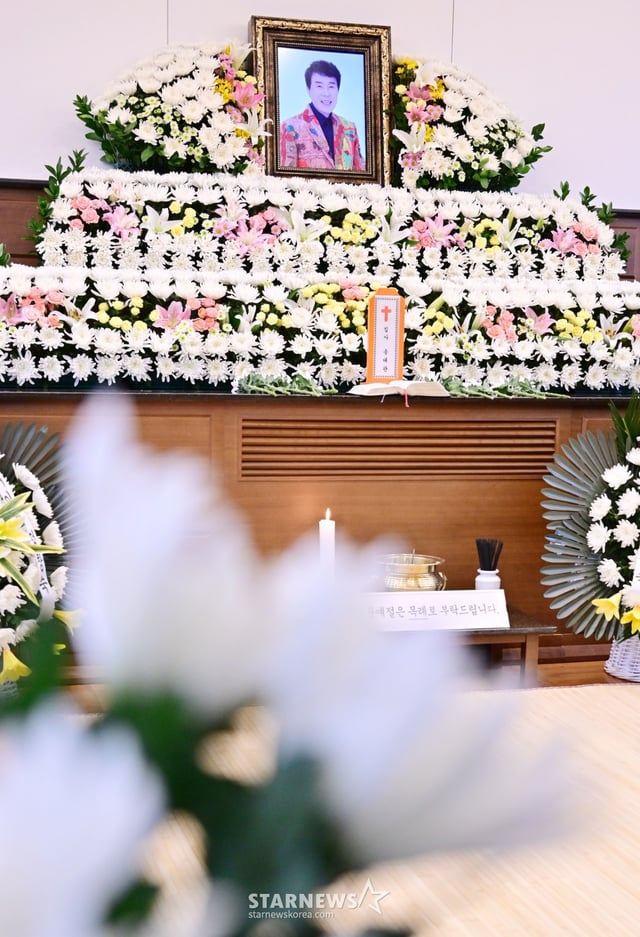 심장마비로 별세한 '국민 트로트 가수' 故송대관(향년 78세)의 빈소가 7일 오후 서울 종로구 서울대학교병원 장례식장에 마련됐다. 발인은 9일 오전 11시, 장지는 서울추모공원. /사진공동취재단 2025.02.07 /사진=이동훈 photoguy@