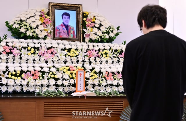 심장마비로 별세한 '국민 트로트 가수' 故송대관(향년 78세)의 빈소가 7일 오후 서울 종로구 서울대학교병원 장례식장에 마련됐다. 발인은 9일 오전 11시, 장지는 서울추모공원. /사진공동취재단 2025.02.07 /사진=이동훈 photoguy@