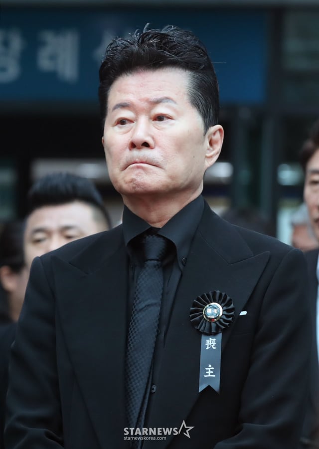 [서울=뉴시스] 김혜진 기자 = 가수 태진아가 18일 오전 서울 송파구 아산병원 장례식장에서 엄수된 고(故) 가수 현철(본명 강상수)의 발인에 참석해 있다. 현철은 오랜 투병 생활 끝에 15일 세상을 떠났다. 2024.07.18. jini@newsis.com /사진=김혜진