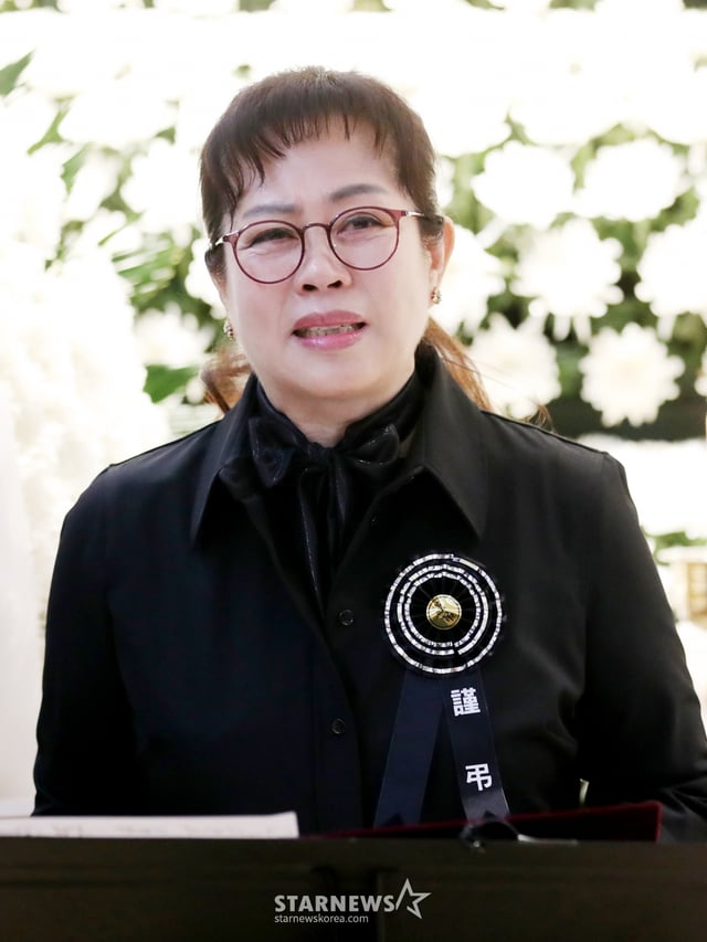 가수 이자연 11일 오전 서울 동작구 흑석동 중앙대학교병원 장례식장에서 엄수된 원로가수 고(故) 현미(본명 김명선) 영결식에서 조사를 낭독하고 있다. 고 현미는 지난 4일 오전 9시37분께 서울 용산구 이촌동 자택에 쓰러진 상태로 팬클럽 회장 김모씨에게 발견됐다. 이후 김씨의 신고로 인근 병원으로 옮겨졌으나 안타깝게 생을 마감했다. 향년 85세. 2023.04.11
