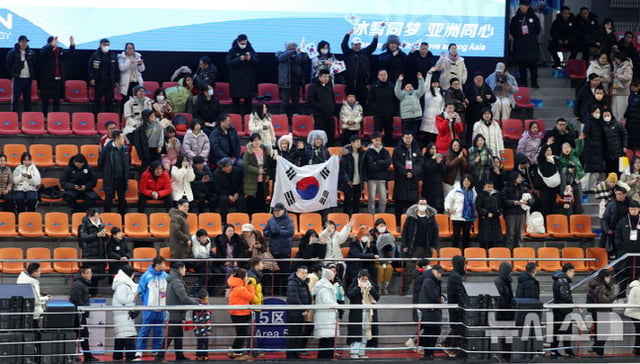 한국 응원단이 한일전에서 선수단에 힘을 보태고 있다. /사진=뉴시스