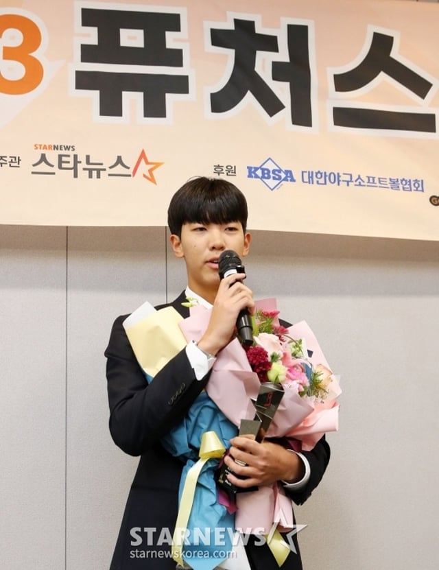 장충고 황준서가 2023년 11월 28일 오후 서울 종로구 광화문 빌딩에서 진행된 글로벌 스포츠·연예 콘텐츠 미디어 스타뉴스 주최 '2023 퓨처스 스타대상'에서 야구 대상을 수상한 뒤 소감을 말하고 있다. /사진=김창현 기자