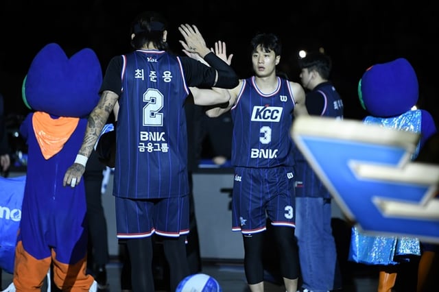 KCC 최준용(왼쪽)과 허웅. /사진=KBL 제공