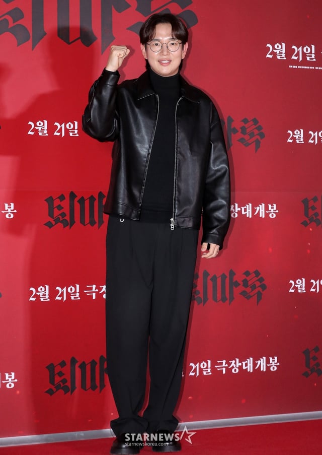 방송인 장성규가 4일 오후 서울 송파구 롯데월드타워 롯데시네마에서 진행된 오컬트 애니메이션 '퇴마록' VIP 시사회에 참석해 포즈를 취하고 있다.  '퇴마록'은 특별한 능력을 가진 퇴마사들이 절대 악(惡)에 맞서는 대서사의 시작을 담은 오컬트 블록버스터. 오컬트 액션을 오감으로 즐길 수 있는 4DX와 SCREENX 포맷으로 관객과 만날 예정이다. 오는 21일 개봉. 2025.02.04 /사진=김창현 chmt@