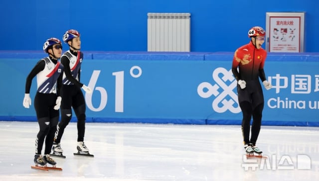 중국 쑨룽(오른쪽)이 8일 린샤오쥔의 남자 500m 금메달이 확정되자 포효하고 있다. /사진=뉴시스