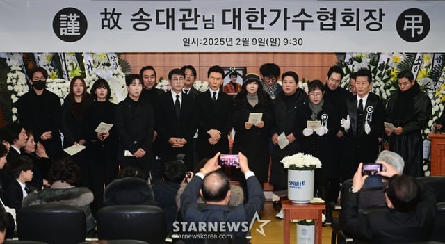 9일 오전 서울 종로구 서울대학교병원 장례식장에서 엄수된 '국민 트로트 가수' 故송대관의 발인제에서 동료가수들이 조가 '해뜰날'을 부르고 있다. /2025.02.09 /사진=이동훈 photoguy@