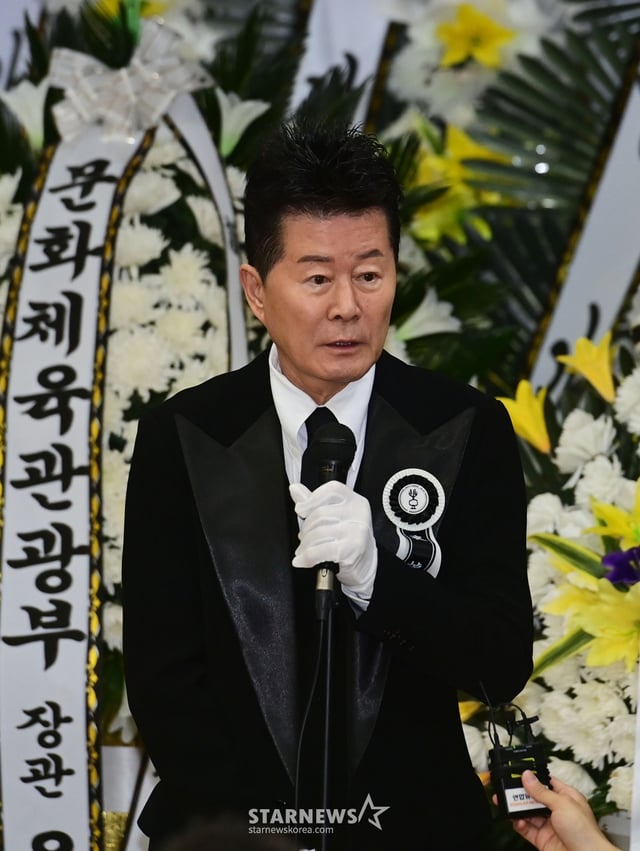 가수 태진아가 9일 오전 서울 종로구 서울대학교병원 장례식장에서 엄수된 '국민 트로트 가수' 故송대관의 발인제에서 추도사를 하고 있다. /2025.02.09 /사진=이동훈 photoguy@